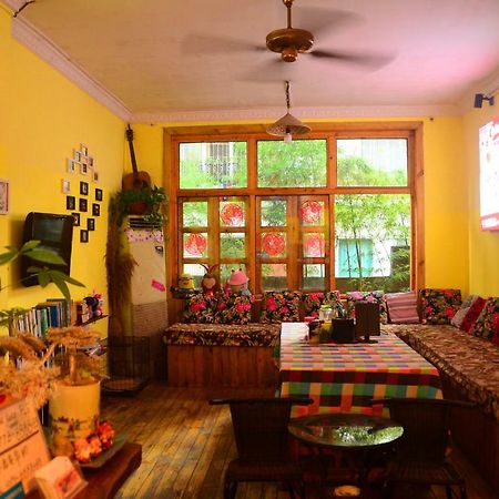 En Attendant Godot Youth Hostel Yangshuo Exterior photo