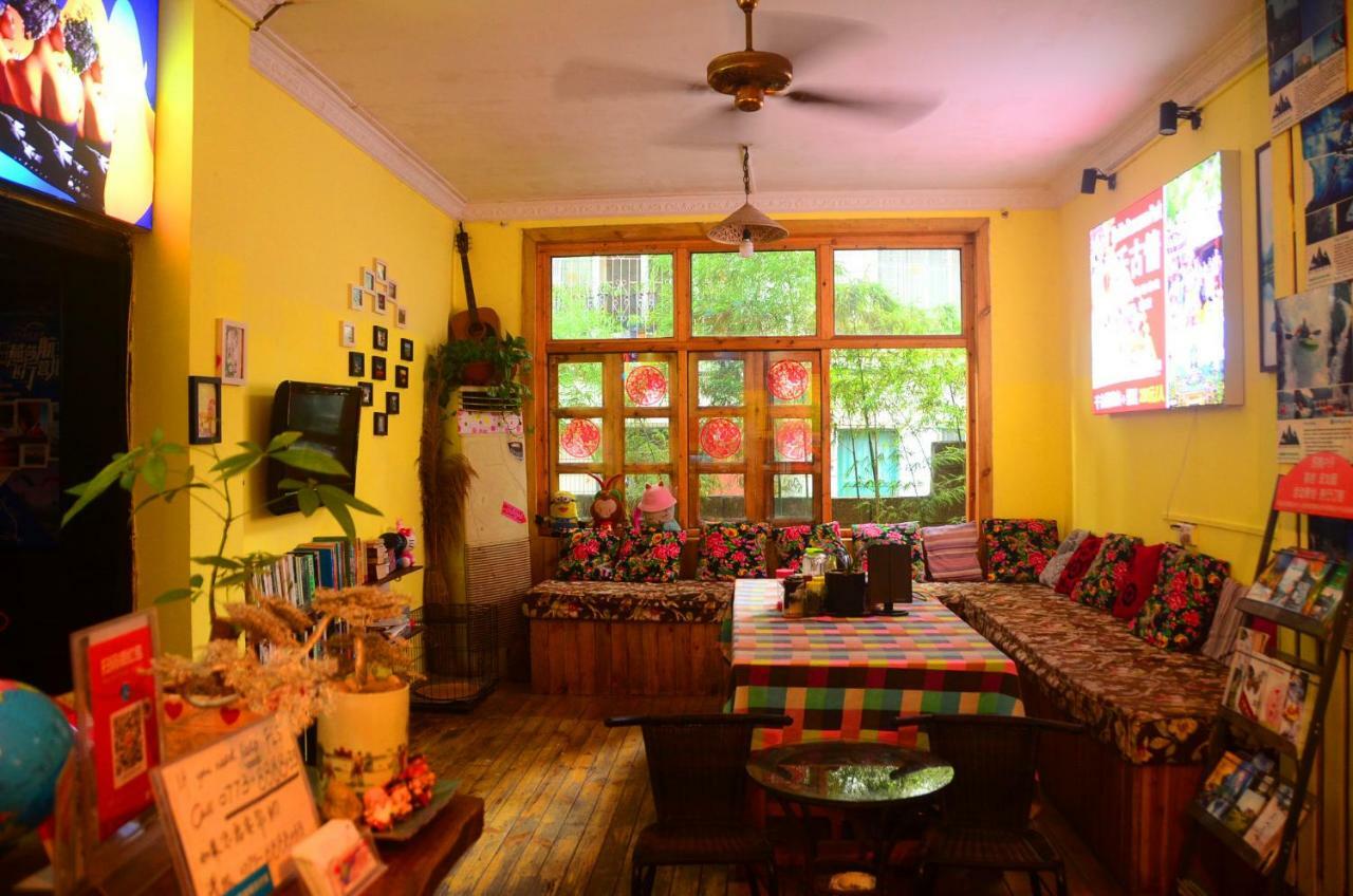 En Attendant Godot Youth Hostel Yangshuo Exterior photo